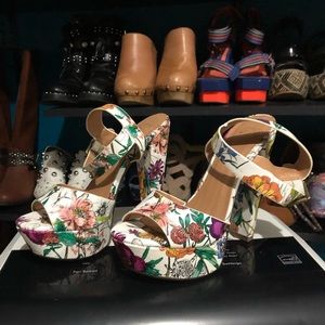 🌟Giveaway Prize!🌟 Beautiful Flower heels